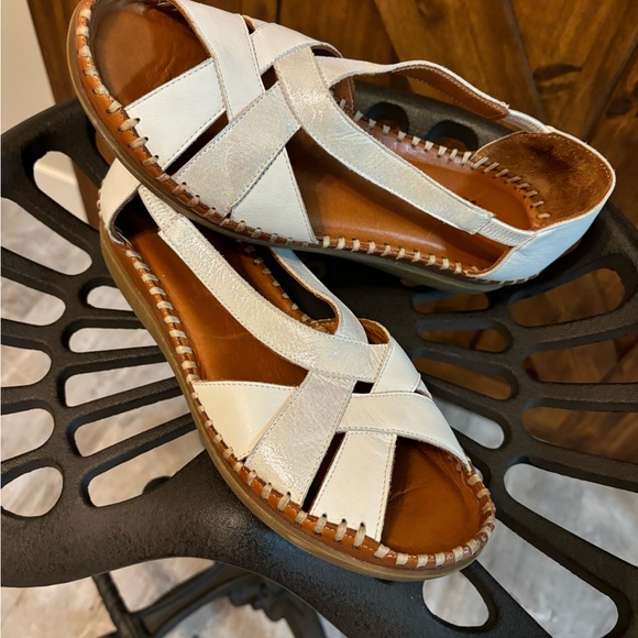VENUS Authentic Leather Sandals in EUC, Size EUR 39/ US 8.5 - Picture 2 of 4